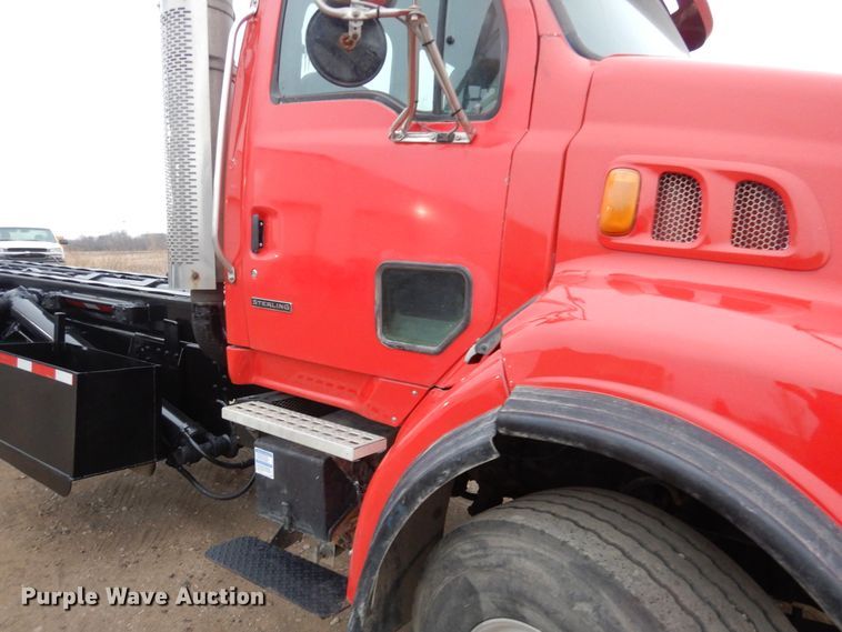 image for item AF9902 2002 Sterling L-Line  roll-off container truck