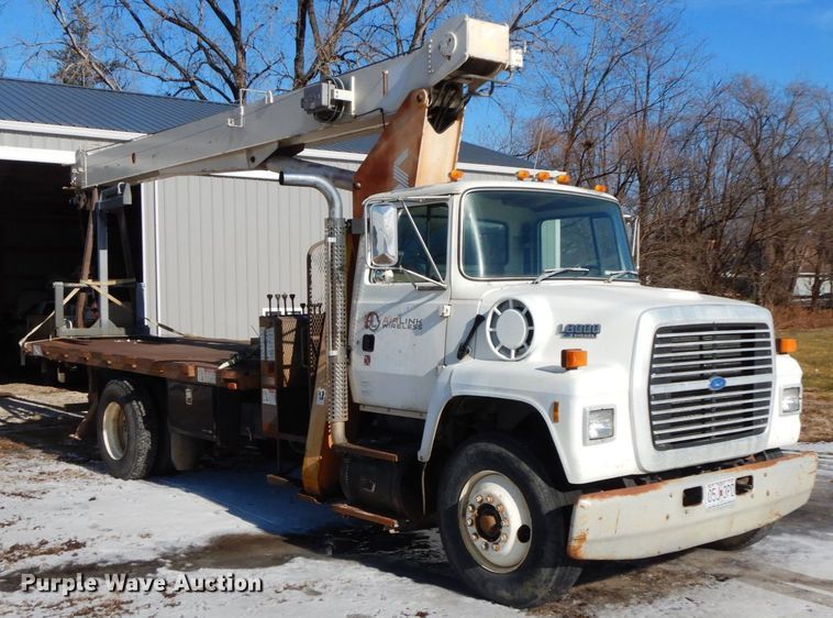 image for item DF3237 1993 Ford L8000  crane truck