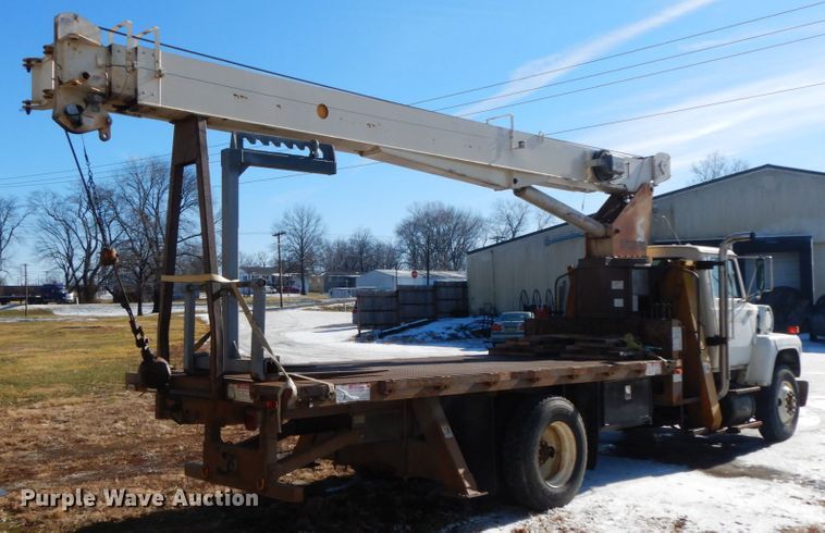 image for item DF3237 1993 Ford L8000  crane truck