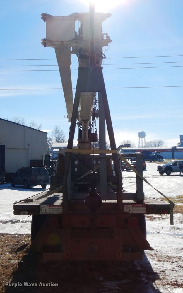 image for item DF3237 1993 Ford L8000  crane truck