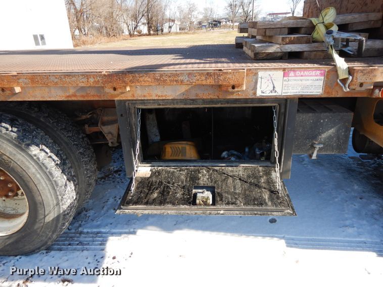 image for item DF3237 1993 Ford L8000  crane truck