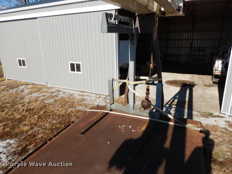 image for item DF3237 1993 Ford L8000  crane truck