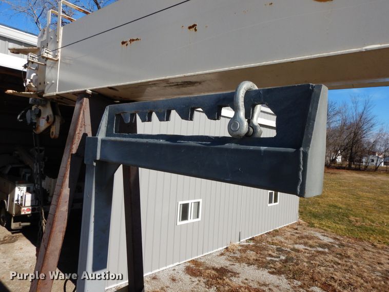 image for item DF3237 1993 Ford L8000  crane truck