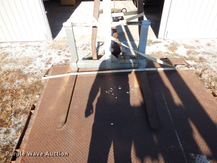 image for item DF3237 1993 Ford L8000  crane truck