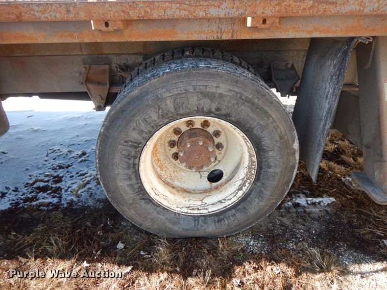 image for item DF3237 1993 Ford L8000  crane truck