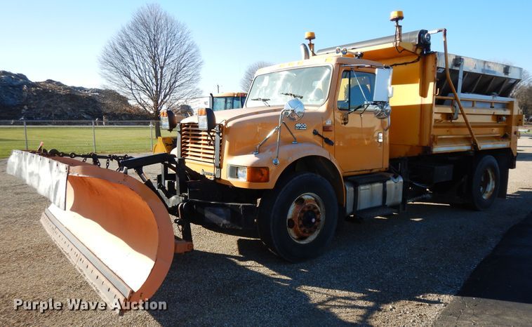 image for item DF6733 2002 International 4900  dump truck