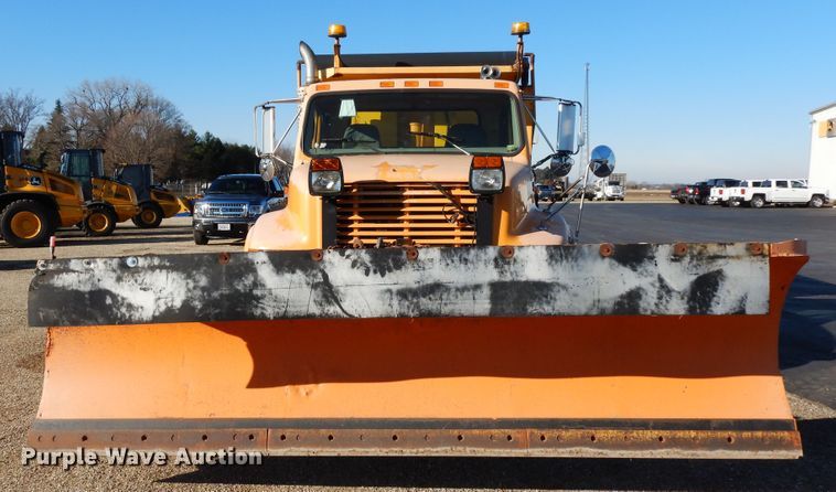 image for item DF6733 2002 International 4900  dump truck