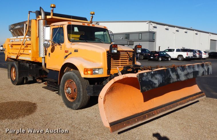 image for item DF6733 2002 International 4900  dump truck