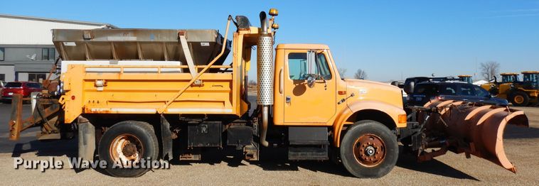 image for item DF6733 2002 International 4900  dump truck