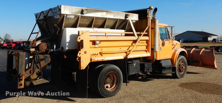 image for item DF6733 2002 International 4900  dump truck