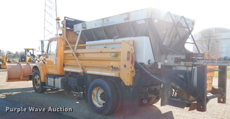 image for item DF6733 2002 International 4900  dump truck