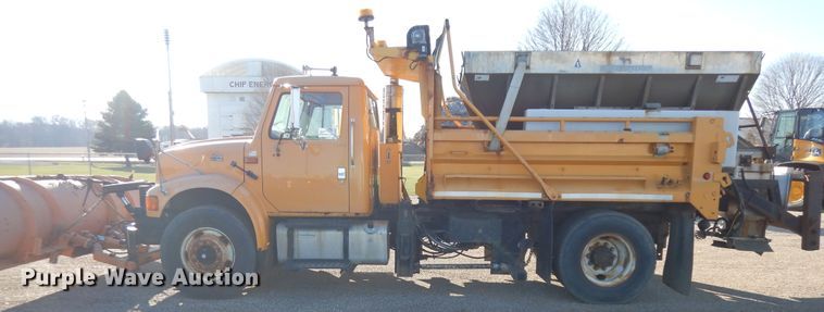 image for item DF6733 2002 International 4900  dump truck