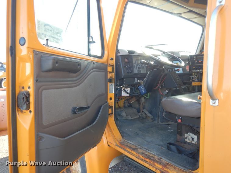 image for item DF6733 2002 International 4900  dump truck