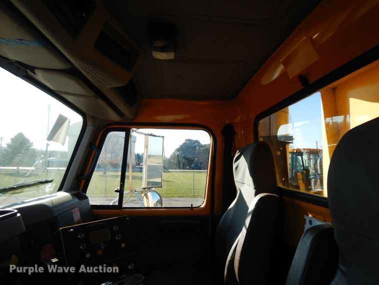 image for item DF6733 2002 International 4900  dump truck