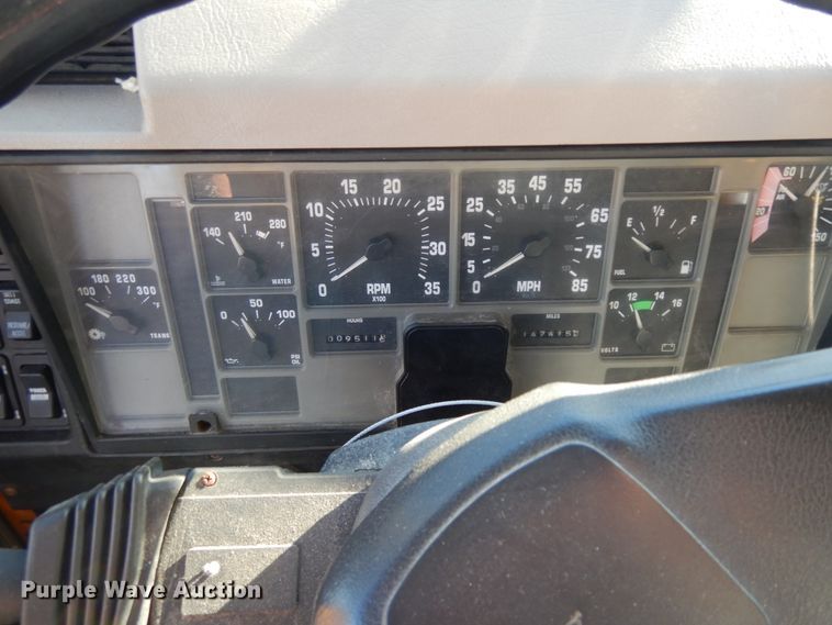 image for item DF6733 2002 International 4900  dump truck