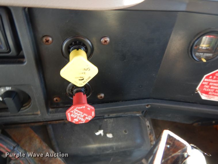 image for item DF6733 2002 International 4900  dump truck