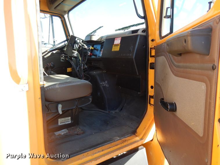 image for item DF6733 2002 International 4900  dump truck