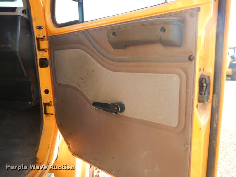 image for item DF6733 2002 International 4900  dump truck