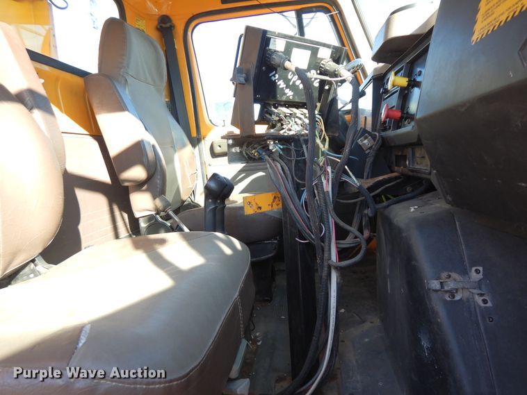 image for item DF6733 2002 International 4900  dump truck