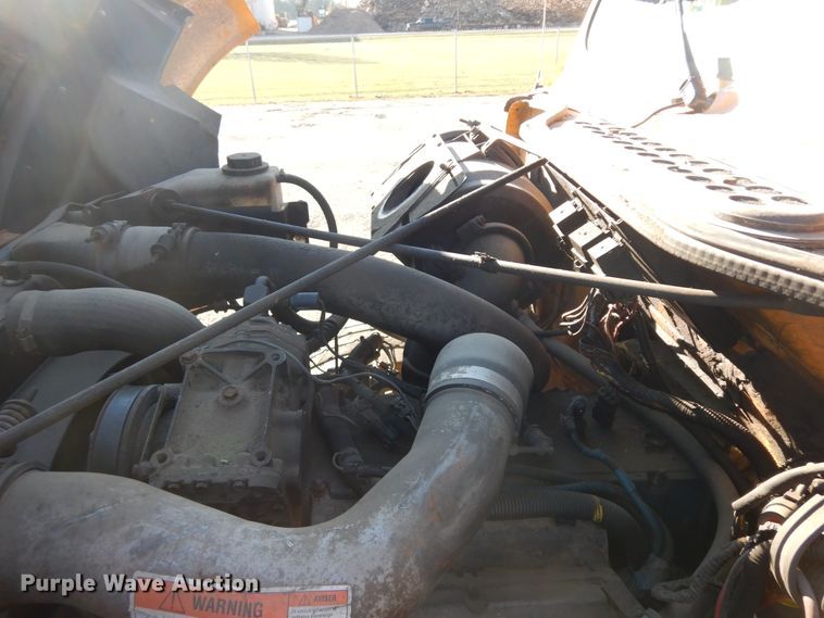 image for item DF6733 2002 International 4900  dump truck