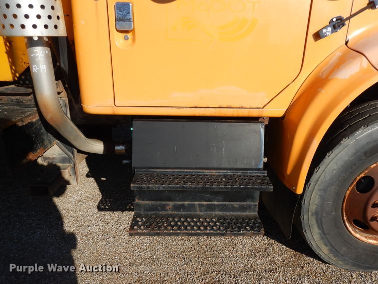 image for item DF6733 2002 International 4900  dump truck