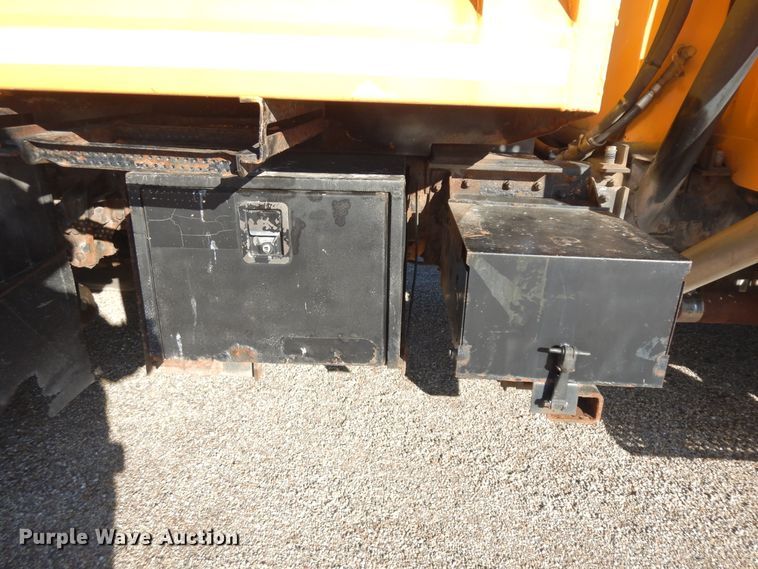 image for item DF6733 2002 International 4900  dump truck