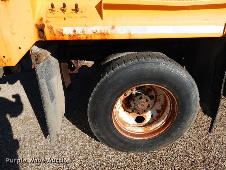 image for item DF6733 2002 International 4900  dump truck