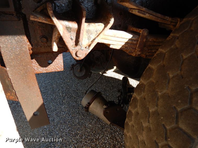 image for item DF6733 2002 International 4900  dump truck