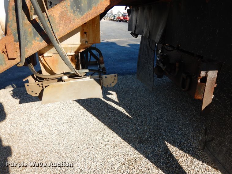 image for item DF6733 2002 International 4900  dump truck