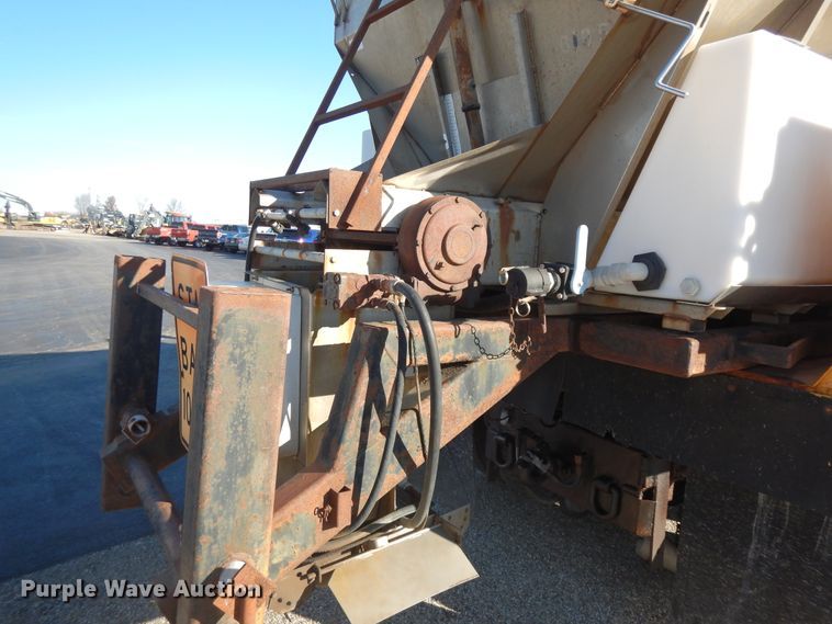 image for item DF6733 2002 International 4900  dump truck