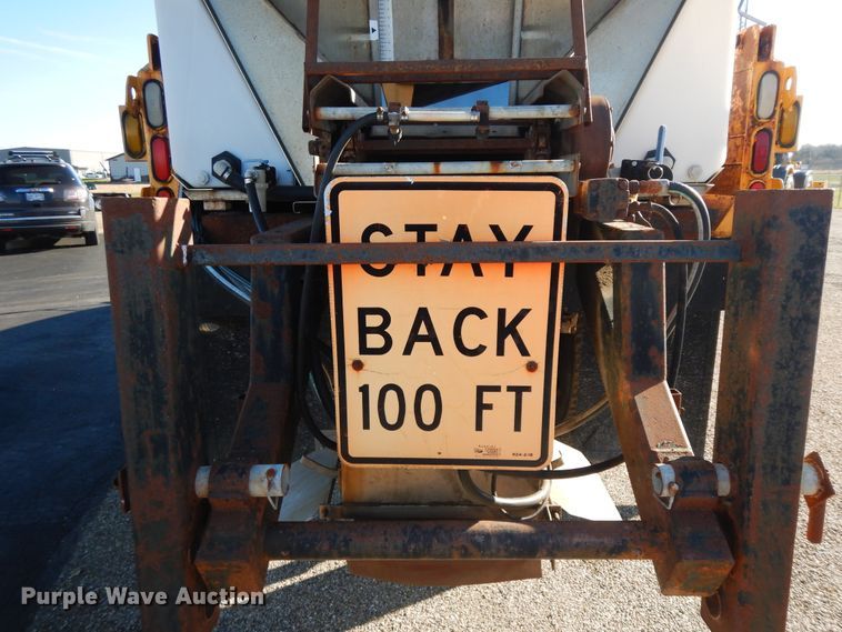 image for item DF6733 2002 International 4900  dump truck