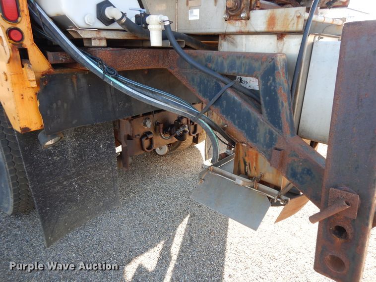 image for item DF6733 2002 International 4900  dump truck