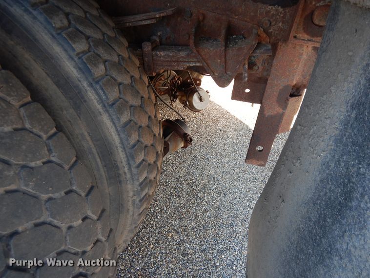 image for item DF6733 2002 International 4900  dump truck