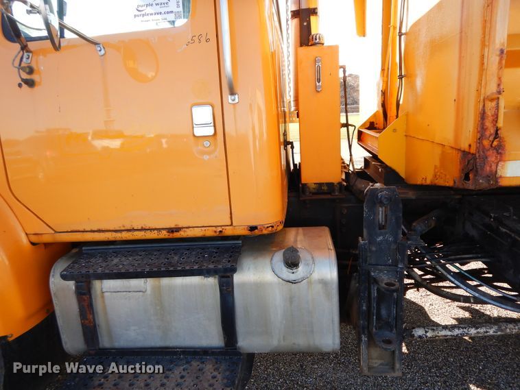 image for item DF6733 2002 International 4900  dump truck