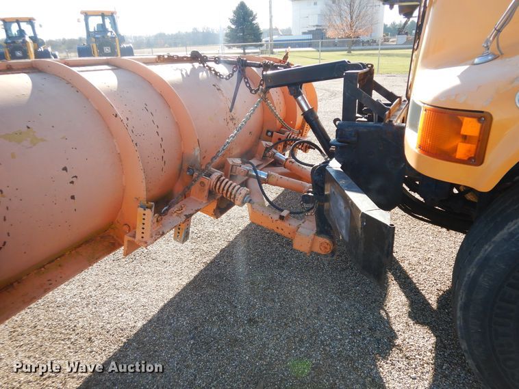 image for item DF6733 2002 International 4900  dump truck