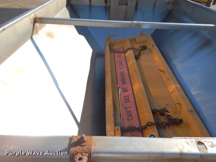 image for item DF6733 2002 International 4900  dump truck