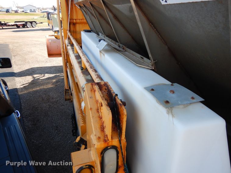 image for item DF6733 2002 International 4900  dump truck