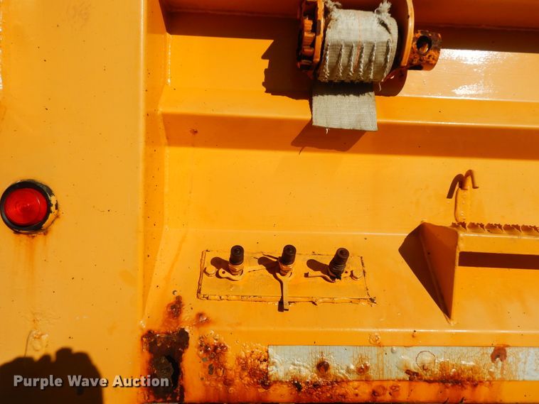 image for item DF6733 2002 International 4900  dump truck