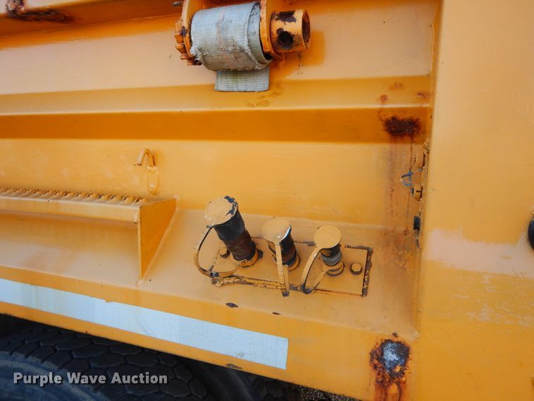 image for item DF6733 2002 International 4900  dump truck