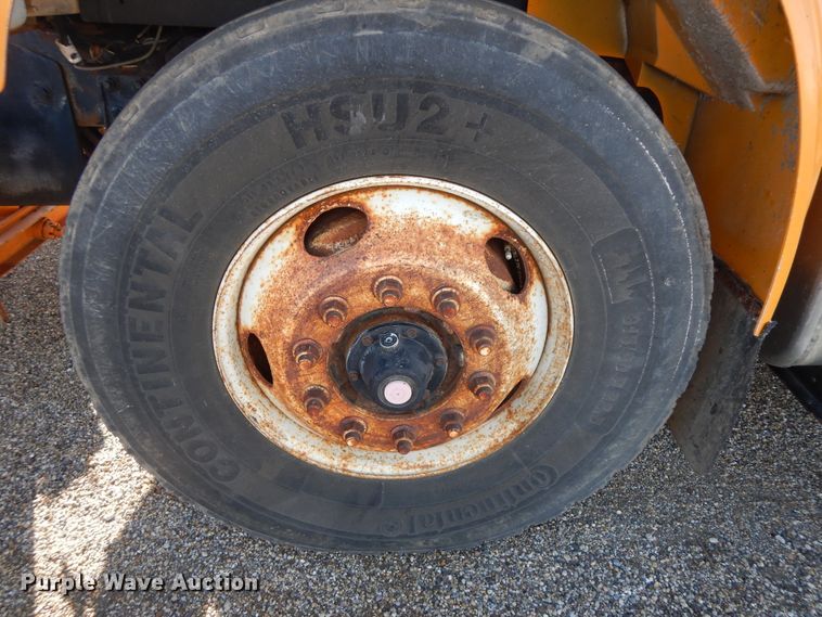 image for item DF6733 2002 International 4900  dump truck