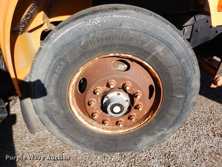 image for item DF6733 2002 International 4900  dump truck