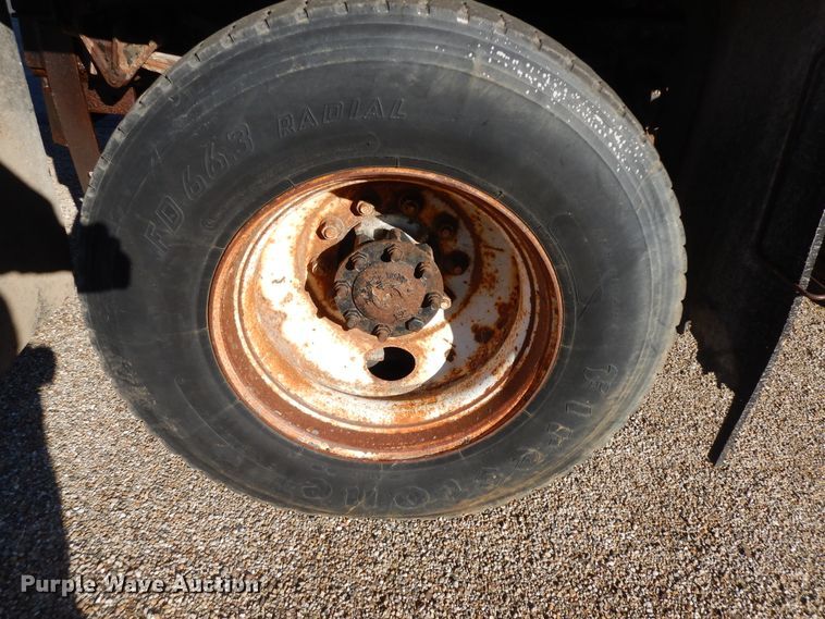 image for item DF6733 2002 International 4900  dump truck