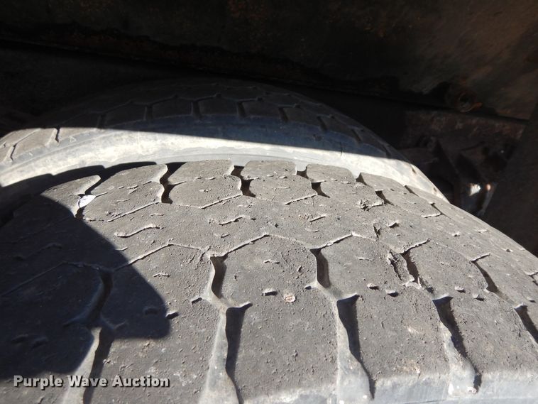 image for item DF6733 2002 International 4900  dump truck