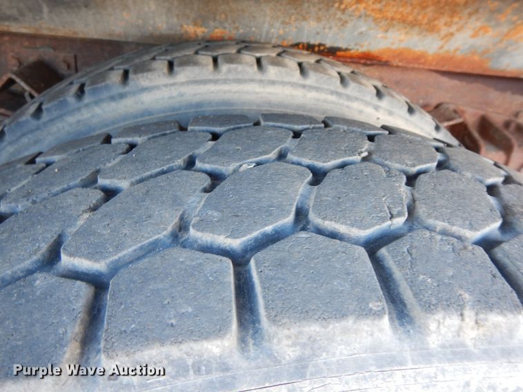 image for item DF6733 2002 International 4900  dump truck