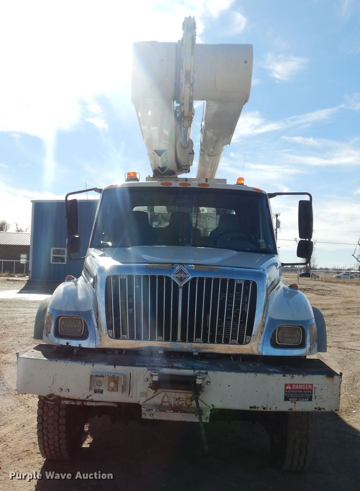 image for item DI3646 2007 International 7300 SFA  bucket truck