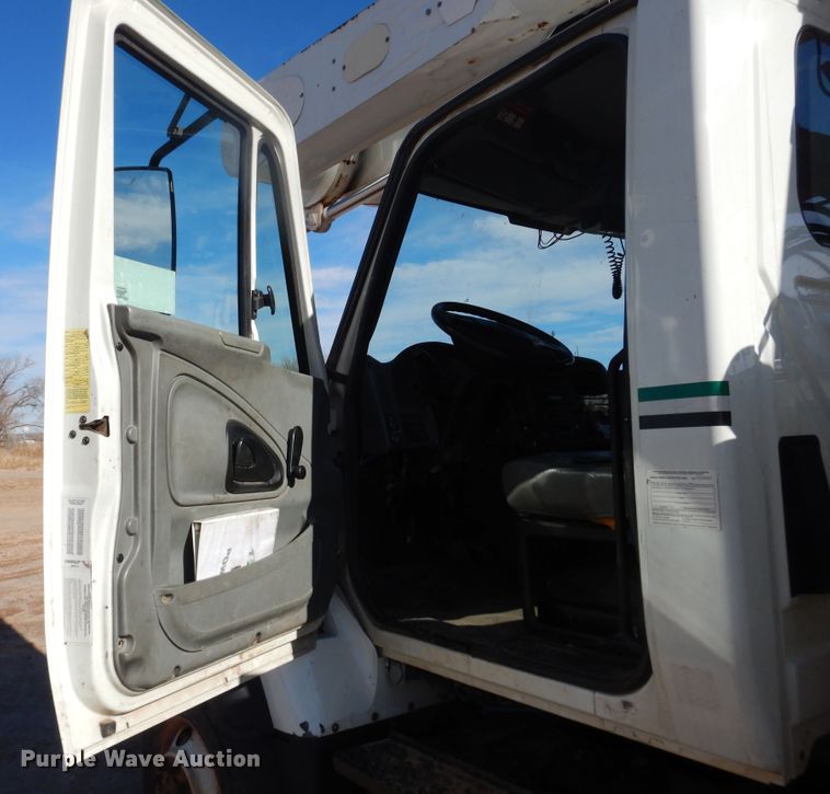 image for item DI3646 2007 International 7300 SFA  bucket truck