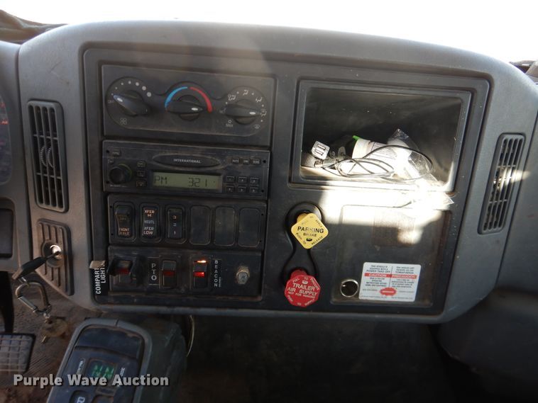 image for item DI3646 2007 International 7300 SFA  bucket truck