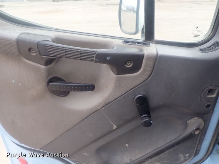 image for item DI7490 2007 Freightliner Business Class M112 roll-off container truck