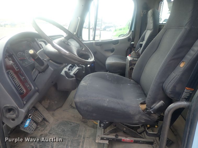 image for item DI7490 2007 Freightliner Business Class M112 roll-off container truck