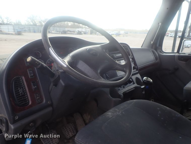 image for item DI7490 2007 Freightliner Business Class M112 roll-off container truck